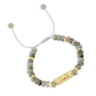 Bracelet pour femme en pierres de lune gris avec perles dorées et oeil central rectangulaire doré ajustable.