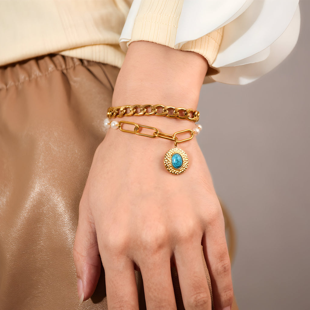 Bracelet femme multi-mailles en acier doré avec pendentif pierre turquoise ronde Petra.