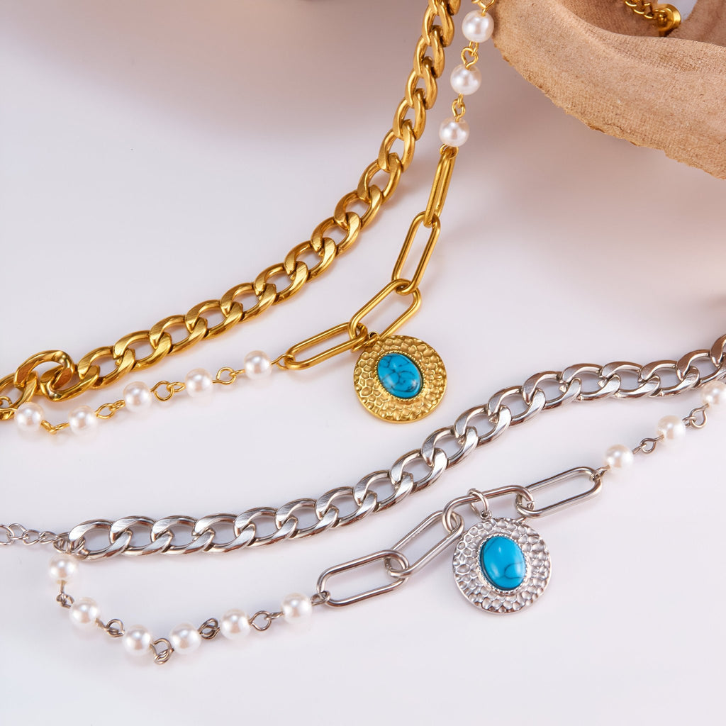 Bracelet multi-mailles or avec pierre turquoise ovale et chaîne perlée, modèle Petra.