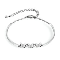 Bracelet en acier inoxydable argenté pour femme avec trois papillons ajourés et chaîne réglable.