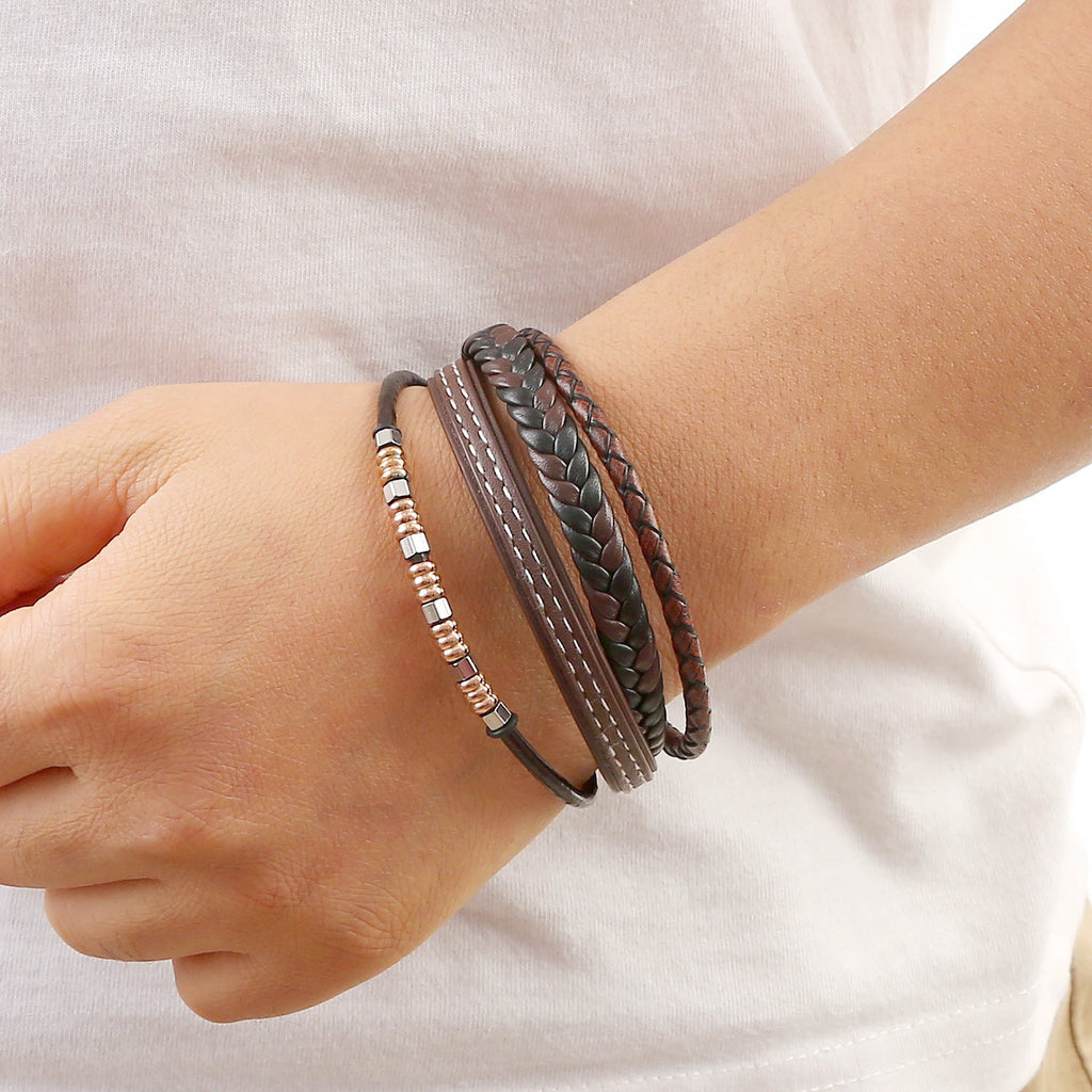 Bracciale da uomo in similpelle vegan, a più fili intrecciati, impreziosito da perle in acciaio inox, con una pratica chiusura magnetica, modello Yassine