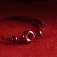 Bracelet pour l'esprit, porte - bonheur, en coton fil rouge, orné de cinabres, modèle Terya - La Boutique du Bracelet