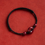 Bracelet pour l'esprit, porte - bonheur, en coton fil rouge, orné de cinabres, modèle Terya - La Boutique du Bracelet