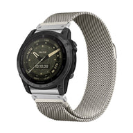 Bracelet milanais en acier inoxydable argenté compatible montres connectées Garmin, finition fine et élégante.