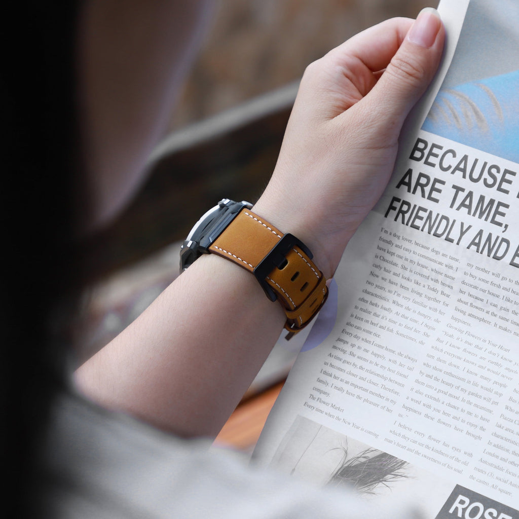 Bracelet montre connectée en cuir pleine fleur marron avec boucle noire, style moderne et élégant.