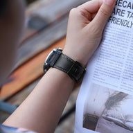 Bracelet en cuir noir pleine fleur pour montre connectée Garmin, style moderne et épuré, avec boucle classique.