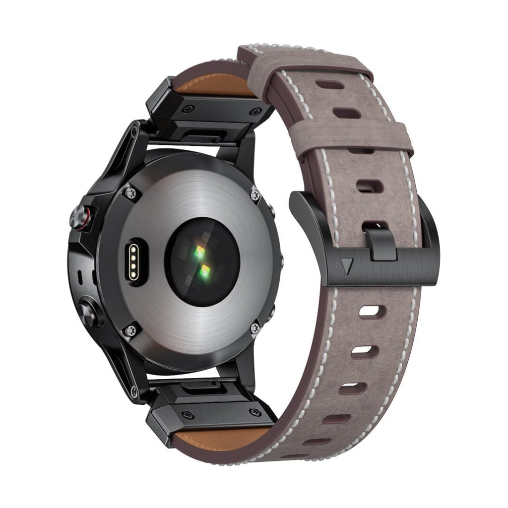 Bracelet gris en cuir pleine fleur pour montre connectée avec surpiqûres blanches et boucle noire.