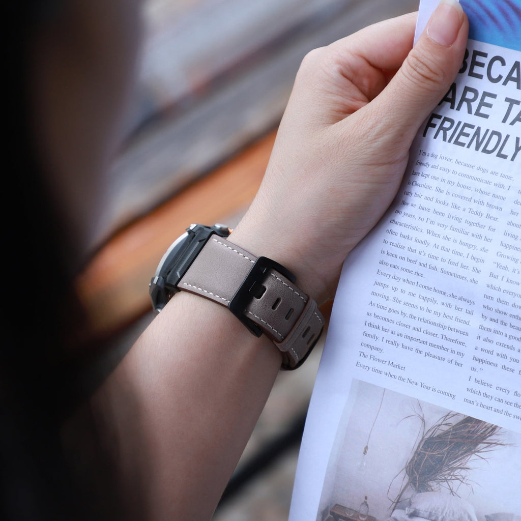 Bracelet montre connecté cuir pleine fleur gris clair avec boucle noire, style moderne et élégant.