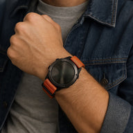 Bracelet de montre connecté en nylon orange résistant avec attache rapide, porté au poignet.