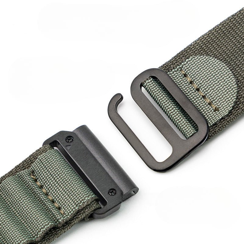 Bracelet pour montre connectée en nylon kaki résistant avec attache rapide noire robuste.