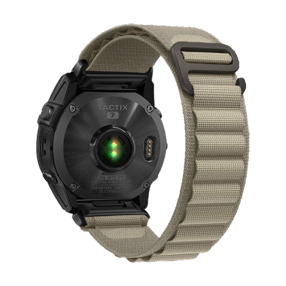 Bracelet pour montre connectée en nylon kaki résistant avec boucle métallique noire et attache rapide.