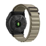 Bracelet pour montre connectée en nylon kaki résistant avec boucle métallique noire et attache rapide.