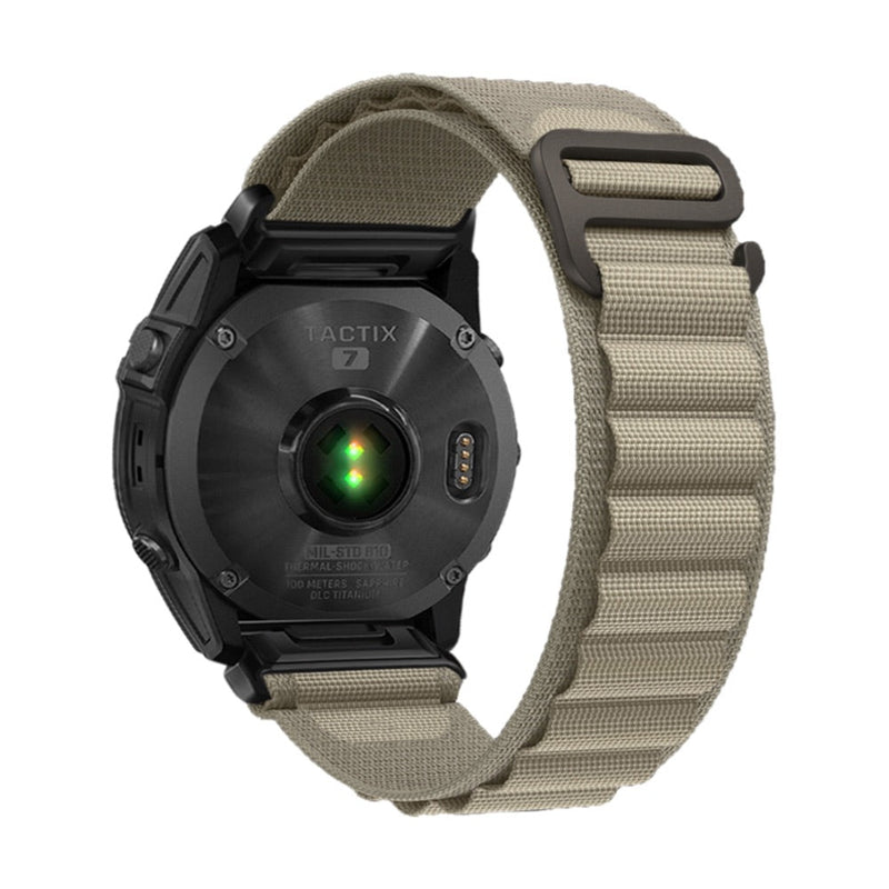 Bracelet pour montre connectée en nylon kaki résistant avec boucle métallique noire et attache rapide.