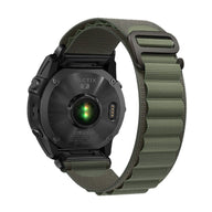 Bracelet montre connecté Garmin en nylon kaki résistant avec attache rapide ajustable.