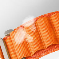 Bracelet montre connecté nylon orange vif avec attache rapide métal brillant.