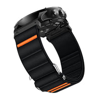 Bracelet noir en nylon résistant avec ligne orange et attache tactique pour montre connectée Garmin.