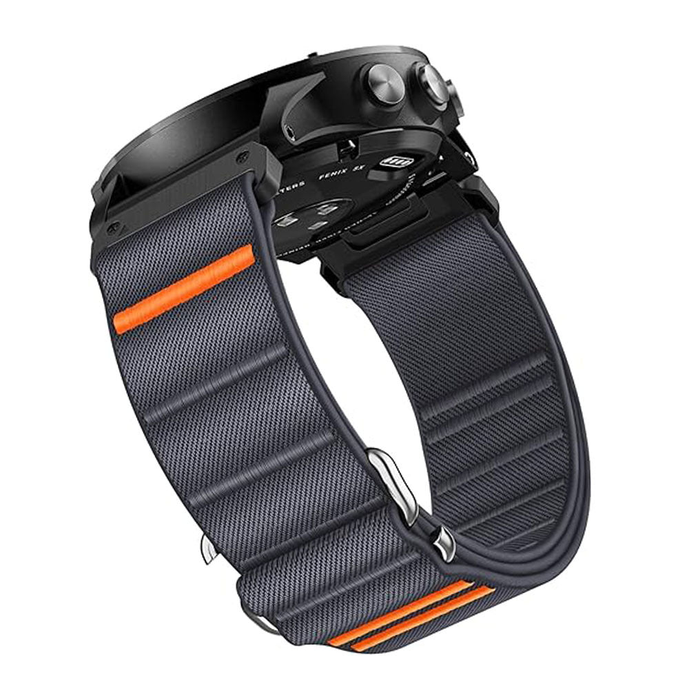 Bracelet pour montre connectée en nylon gris 26 mm avec attache tactique orange et boucle argentée.