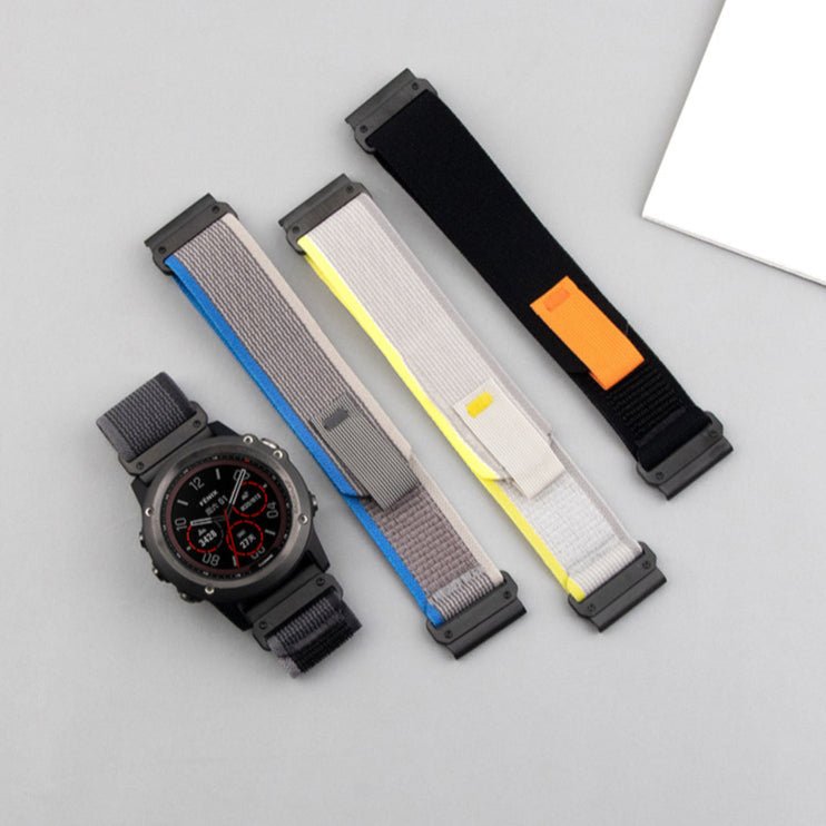 Bracelet pour montre connectée en nylon noir avec attache velcro orange, variantes en nylon gris clair avec liseré jaune et.