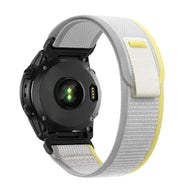 Bracelet pour montre connectée en nylon blanc avec attache velcro et liseré jaune pâle.