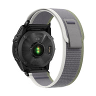 Bracelet en nylon gris clair avec attache velcro blanche compatible montres Garmin, modèle Artéos.