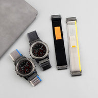 Bracelet pour montre connectée en nylon gris clair avec surpiqûres bleues et boucle noire, compatible Garmin.