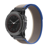 Bracelet de montre Garmin en nylon beige à bord bleu avec attache velcro, style Artéos.