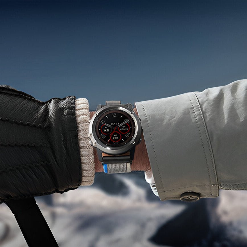 Montre connectée Garmin avec bracelet en nylon résistant gris clair et attache velcro noire.