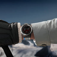 Montre connectée Garmin avec bracelet en nylon résistant gris clair et attache velcro noire.