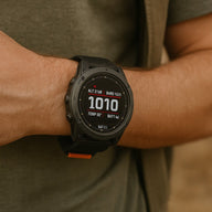 Bracelet nylon noir avec attache velcro et détails orange sur montre connectée Garmin.