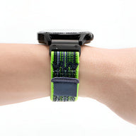 Bracelet de montre en nylon noir et vert avec attache velcro sur poignet, compatible Garmin.
