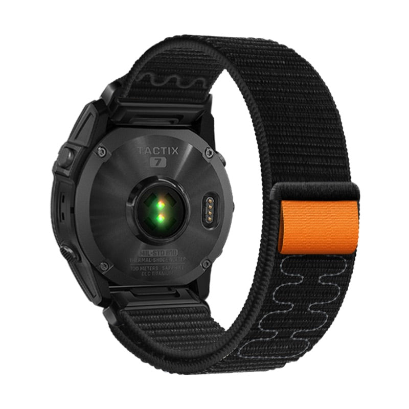 Bracelet en nylon noir résistant avec attache velcro et détail orange pour montre Garmin.