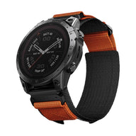 Bracelet nylon orange et noir avec attache velcro tactique pour montre connectée Garmin.