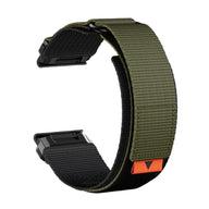 Bracelet montre en nylon kaki résistant avec attache velcro noire tactique et détails orange.