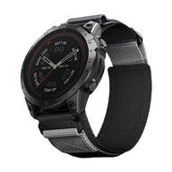 Bracelet de montre connecté noir en nylon résistant avec attache velcro tactique, style sportif.