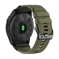 Bracelet de montre Garmin en nylon résistant kaki avec boucle métallique noire.