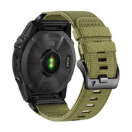 Bracelet montre Garmin en nylon kaki résistant avec boucle métallique noire robuste.