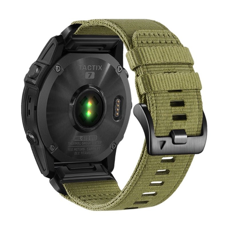 Bracelet montre Garmin en nylon kaki résistant avec boucle métallique noire robuste.
