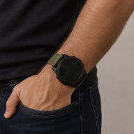 Bracelet montre connecté vert kaki en nylon résistant avec boucle noire, style sportif et robuste.