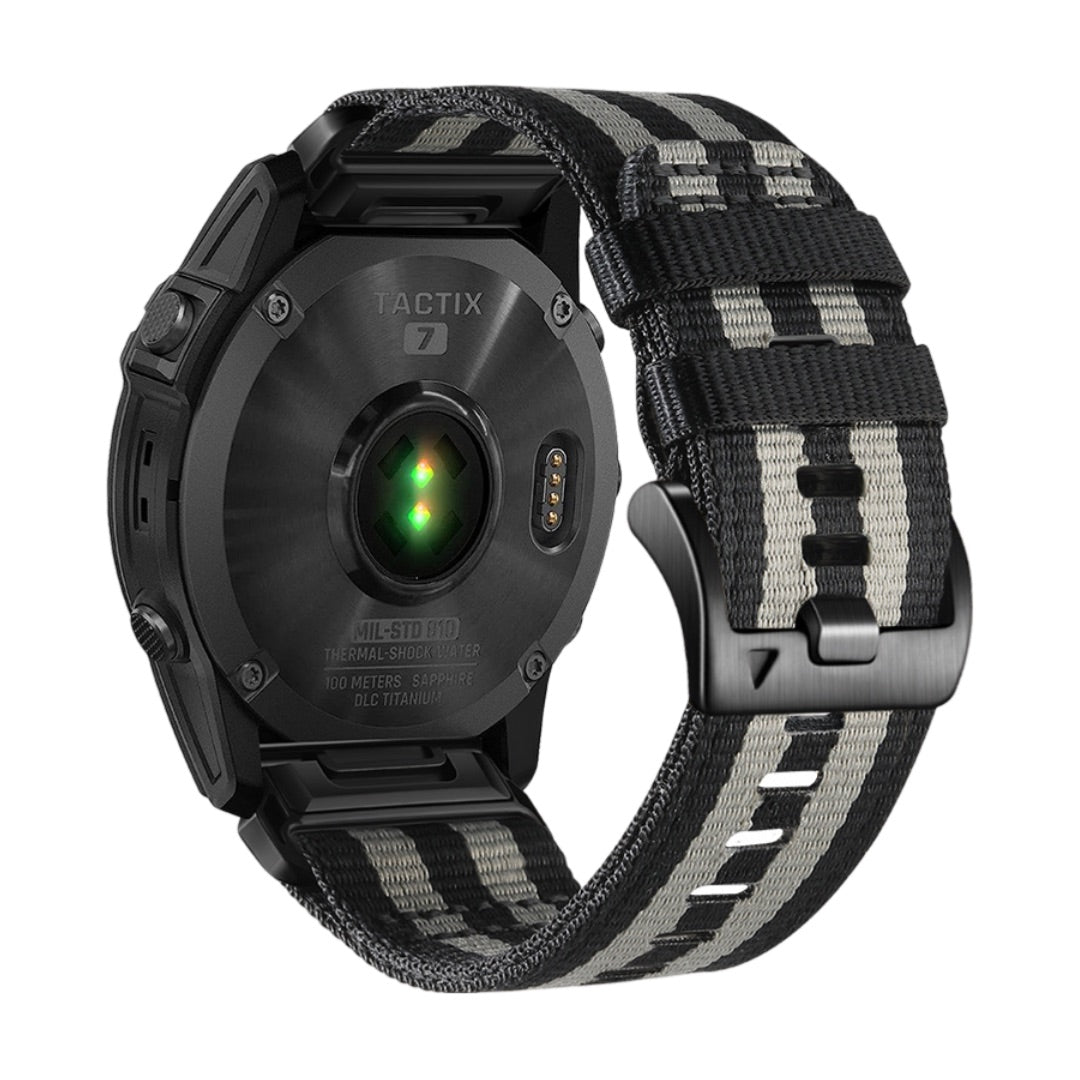 Bracelet nylon noir et gris pour montre connectée Garmin, boucle métallique noire robusta.