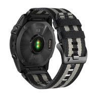 Bracelet nylon noir et gris pour montre connectée Garmin, boucle métallique noire robusta.