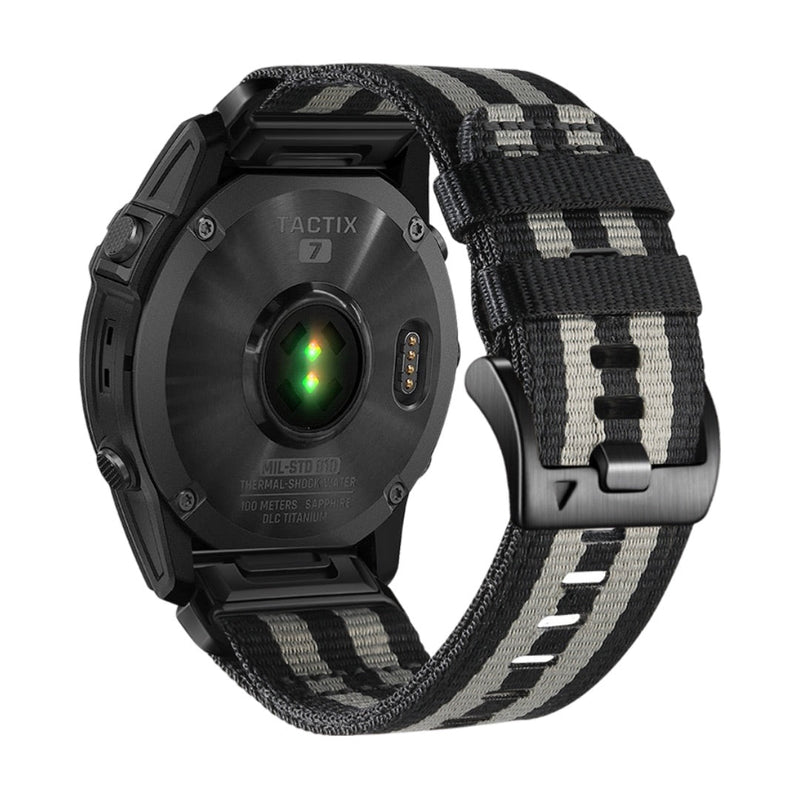 Bracelet nylon noir et gris pour montre connectée Garmin, boucle métallique noire robusta.