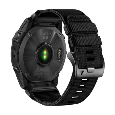 Bracelet pour montre connectée en nylon noir robuste avec boucle métallique argentée, compatible Garmin.