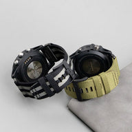 Bracelet nylon résistant noir et gris 26 mm compatible montre Garmin à fermoir métal et boucle ajustable, à côté d'un.