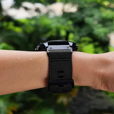 Bracelet en nylon noir résistant pour montre connectée Garmin, 26 mm, boucle noire robuste.