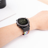 Bracelet de montre connecté en nylon noir épais avec fermeture magnétique et détails multicolores, compatible Garmin.