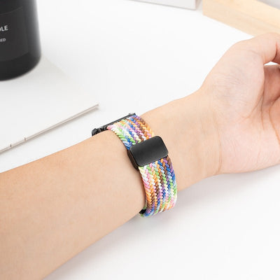 Bracelet montre connecté en nylon multicolore tressé avec fermoir magnétique noir.