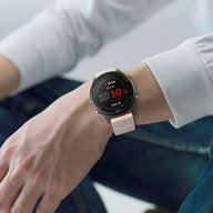 Bracelet silicone blanc avec attache aimantée pour montre connectée Garmin Sinale, porté au poignet.