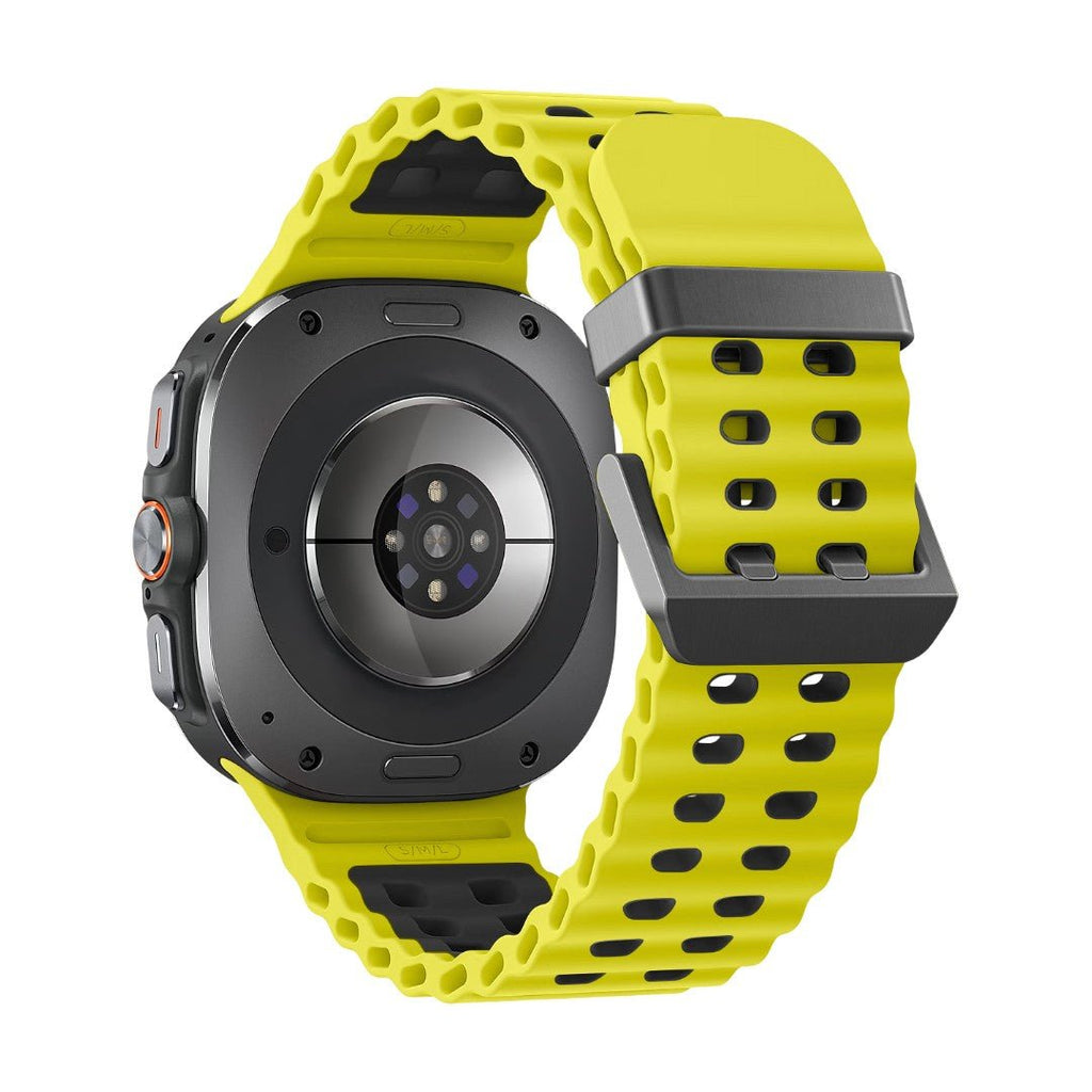 Bracelet en silicone bicolore jaune et noir perforé, design sport et résistant, compatible Samsung Watch Ultra 47mm.