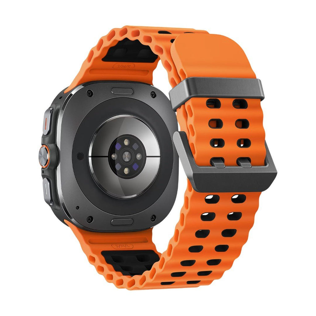 Bracelet silicone bicolore orange et noir perforé, pour Samsung Watch Ultra 47mm, boucle métallique grise.
