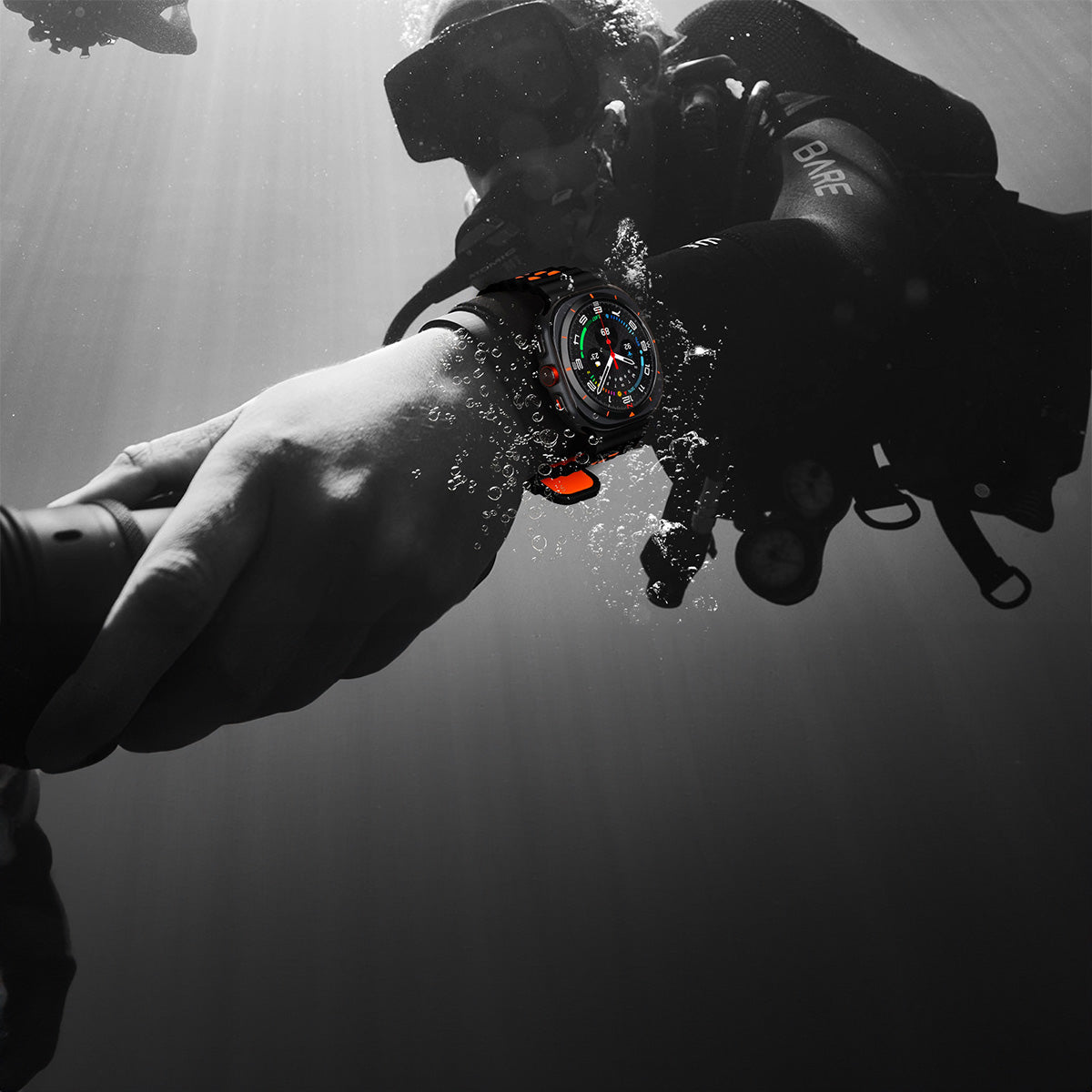 Bracelet silicone bicolore orange et noir, perforé et résistant, adapté à Samsung Watch Ultra 47mm, étanche.